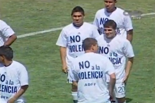 Jugadores de Melgar y San Martín lucieron polos con mensaje de 'No a la violencia'