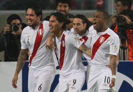 Hinchas cuelgan imágenes de la nueva cara de la selección peruana (Video)