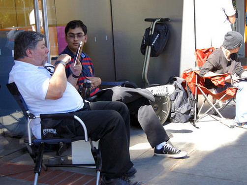 Ex socio de Steve Jobs acampó esperando venta de iPhone 4S