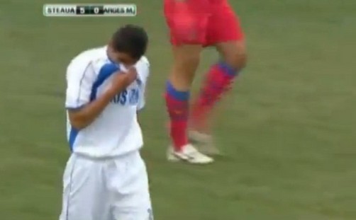 Futbolista rumano falla un gol increíble (video)