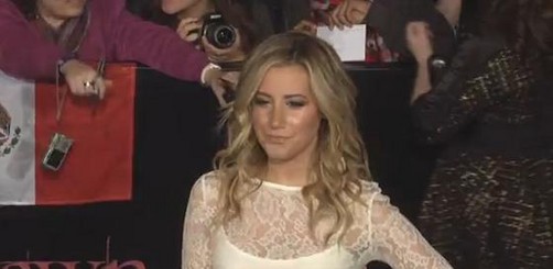 Ashley Tisdale asiste a la premier de 'Amanecer Parte I' (video)