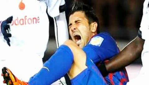 El delantero del Barcelona David Villa se rompe la pierna izquierda (Video)