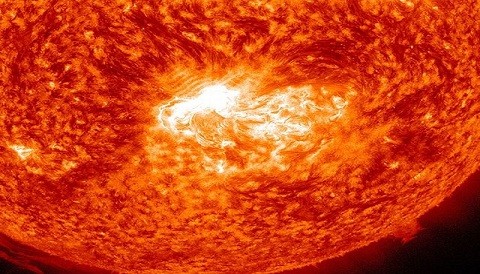 Llamarada solar golpeará hoy a la Tierra