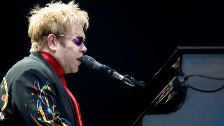 Elton John salvó de contraer el VIH en los ochentas