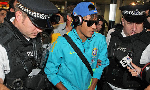 Juegos Olímpicos: Selección de Brasil llegó a Londres y Neymar causó sensación