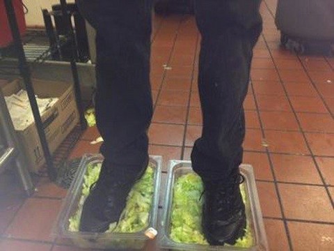 EEUU: Empleado cuelga foto pisando la lechuga que se sirve en Burger King