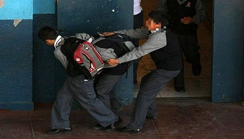 Lima: Estudiante perderá un dedo víctima del Bullying en colegio del Rímac