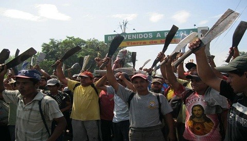 Chiclayo: Empleados azucareros bloquean nuevamente la vía hacia Pucalá