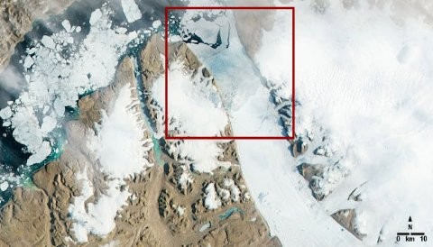 Un iceberg se desprende de un glaciar en Groenlandia