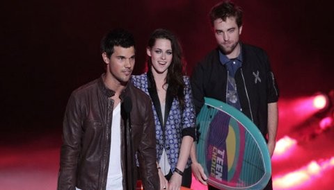 [FOTOS] Robert Pattinson y Kristen Stewart se acurrucan en los Teen Choice