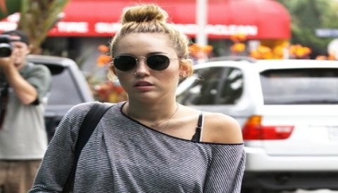 Miley Cyrus besa a una chica y parece que le gusta