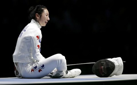 Juegos Olímpicos: Esgrimista surcoreana perdió y reclamó llorando por más de una hora