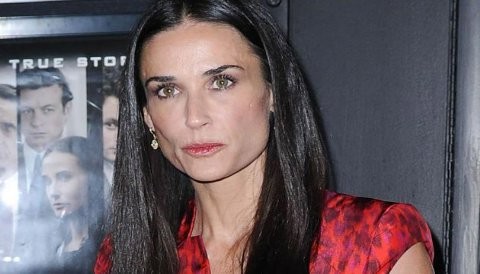 Demi Moore sigue llamando a Ashton Kutcher