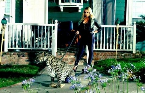 [FOTOS] Demi Lovato deja poco a la imaginación con un leopardo