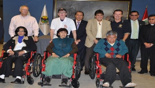 Donan 50 sillas de ruedas a discapacitados de escasos recursos en La Molina