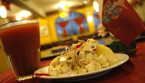 Locro de gallina y solterito de queso