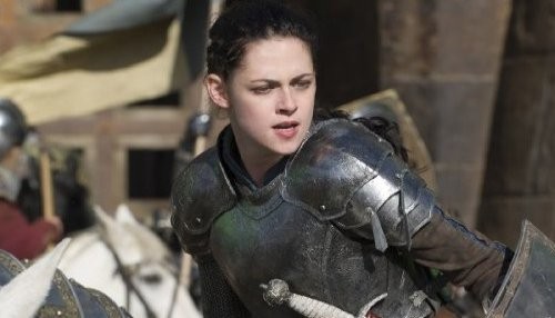 Kristen Stewart no está fuera de la secuela de Blancanieves y El Cazador