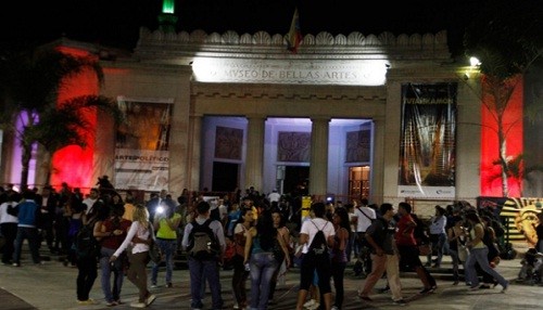 Emile Gilioli en la ruta nocturna del Museo de Bellas Artes