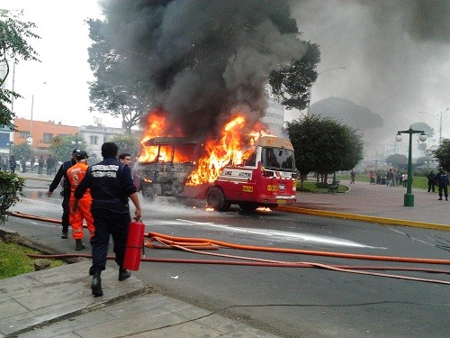 Más de doce pasajeros salvan de morir calcinados al incendiarse coaster en la que viajaban