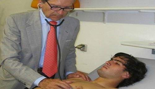Álvaro Ampuero pasó los exámenes médicos en el Parma de Italia