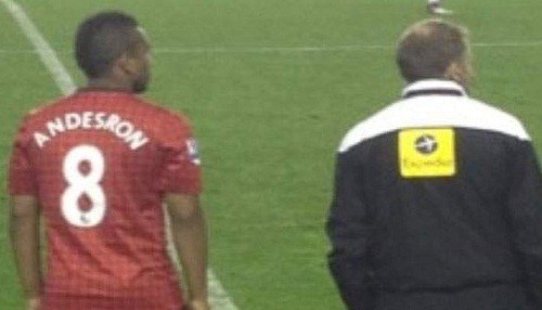 Equivocan nombre de jugador en camiseta del Manchester United