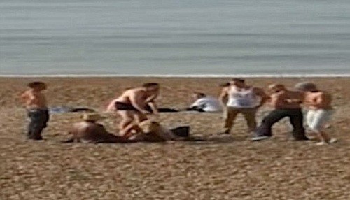 Pareja tiene sexo a plena luz del día en una playa inglesa [FOTOS]