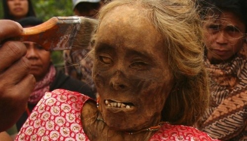 En Indonesia desentirran a sus muertos para hacer rituales con ellos [FOTOS]