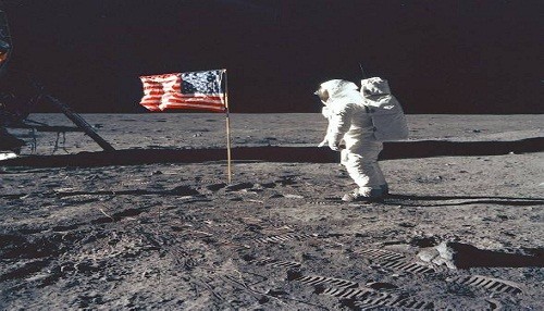 Hay quienes creen que Neil Amstrong nunca pisó la luna