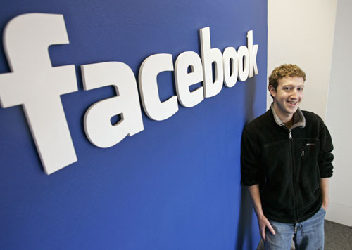 Mark Zuckerberg visitó a una anciana que es la usuario más antigua de Facebook [FOTOS]