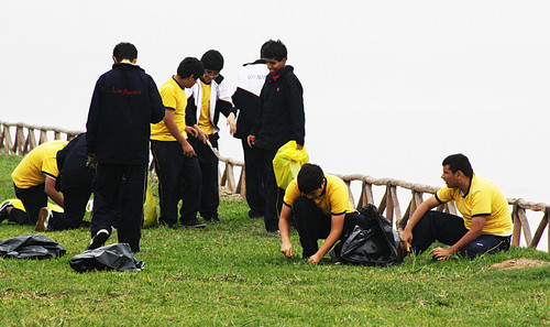 [Lima] Escolares realizan trabajos en áreas verdes del malecón Costanera en San Miguel