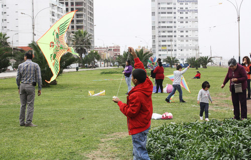 [Lima] Niños llenaron de cometas el cielo de San Miguel