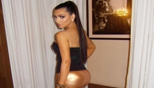 Kim Kardashian sigue deleitando a sus fans con sexys imágenes para la revista Complex [FOTOS]