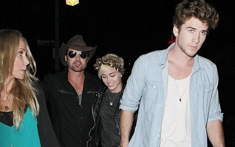 Miley Cyrus asiste al concierto de su padre Billy Ray con su novio Liam [FOTOS]