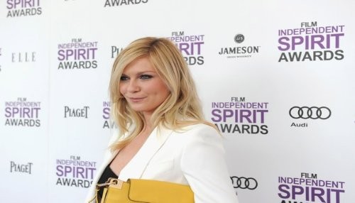 Kirsten Dunst tropieza al salir de un club y pierde un zapato [FOTO]