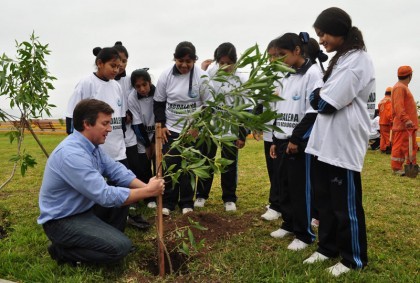 Plantan árboles en nuevo parque ecológico de Magdalena del Mar