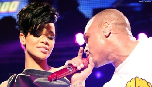 Chris Brown besó a Rihanna  en los VMAs 2012 [FOTO]