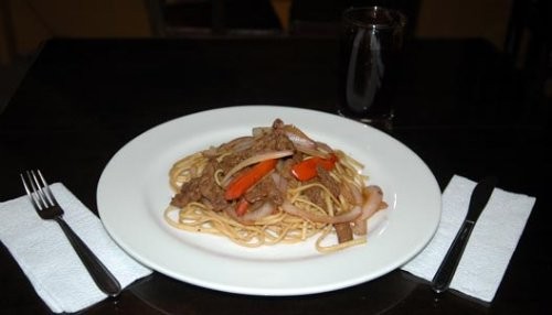 Tallarín saltado criollo