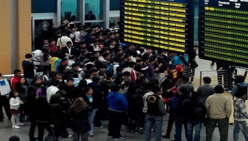 Más de mil hinchas peruanos esperaron en el aeropuerto a Lionel Messi y a la selección Argentina [FOTOS]