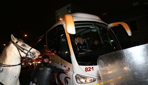 Bus que trasladaba a selección argentina fue apedreado al salir del Estadio Nacional