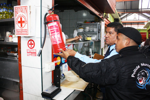 Continúan operativos en restaurantes y puestos de comida en mercados de San Miguel