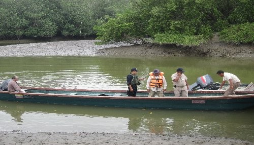 Guardaparques y voluntarios intervienen embarcación ecuatoriana dentro del Santuario Nacional Los Manglares de Tumbes