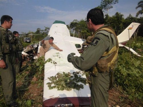 Policía decomisa 349 kilos de droga en intervención a avioneta