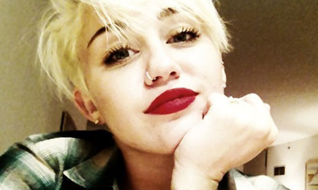 Miley Cyrus aparece en cartel de Two and a Half Men [FOTO]