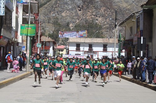 [Huancavelica] Cientos de jóvenes participaron de la maratón y concurso de pintura
