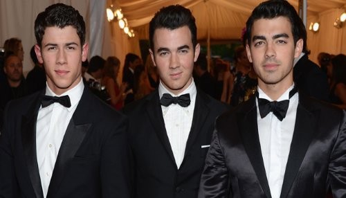 Los Jonas Brothers se relajan luego de los ensayos en el estudio [FOTOS]
