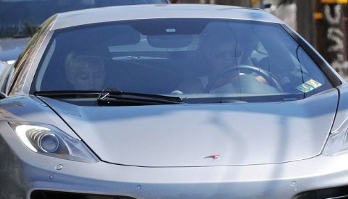 Miley Cyrus y Liam Hemsworth se pasean en un nuevo coche deportivo McLaren [FOTOS]