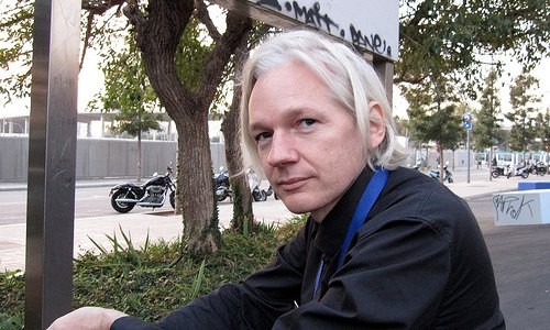 Assange ataca a Obama: usted pretende criminalizar la libertad de expresión