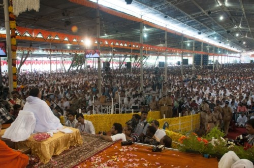 En Celebración de Cumpleaños 59 de Amma, Sri Mata Amritanandamayi Devi, EMBRACING THE WORLD Anuncia Iniciativas de Caridad con Un Valor de $4,7 Millones