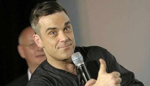 Robbie Williams en busca de una niñera para su hija Theodora Rose
