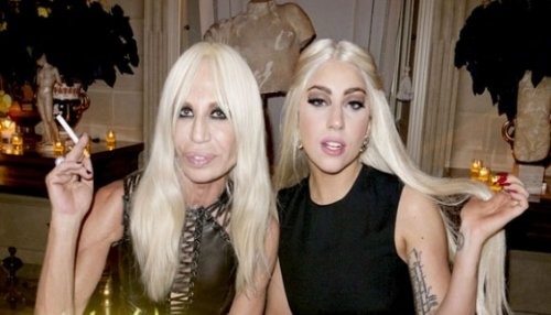 Lady Gaga posa en topless con Donatella Versace [FOTO]